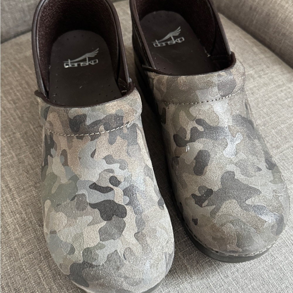 Dansko Professional Slip-On Clog Womens 40 9.5-10 Camo Slip-Resistant